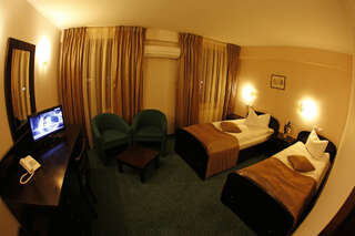 Отель Hotel Arges Pitesti Питешти Стандартный двухместный номер с 2 отдельными кроватями-5